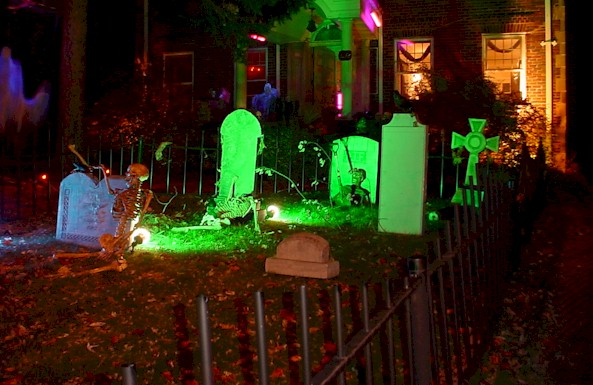 Minions Web Halloween Hauntings - Minion Manor & Cemetery....Come one ...